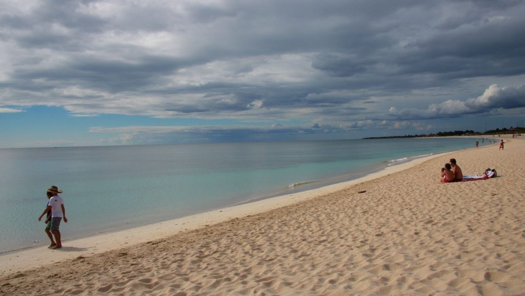 Orilla tranquila de Playa Toa, playa de Holguín