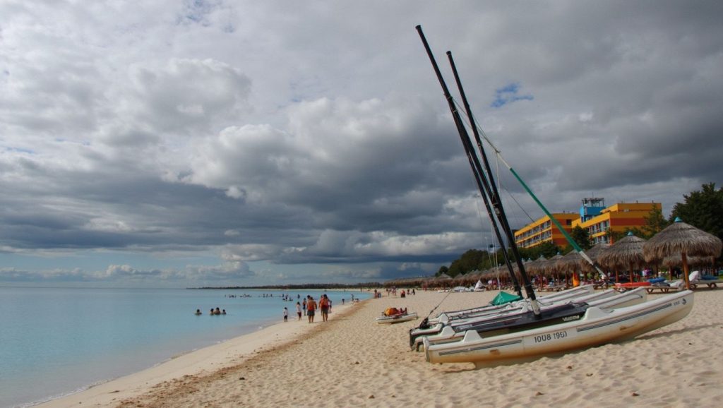 Orilla tranquila de Playa Tortuguilla, playa de Santiago de Cuba
