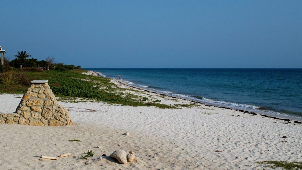 Vista del litoral en Playa Uvero, Santiago de Cuba