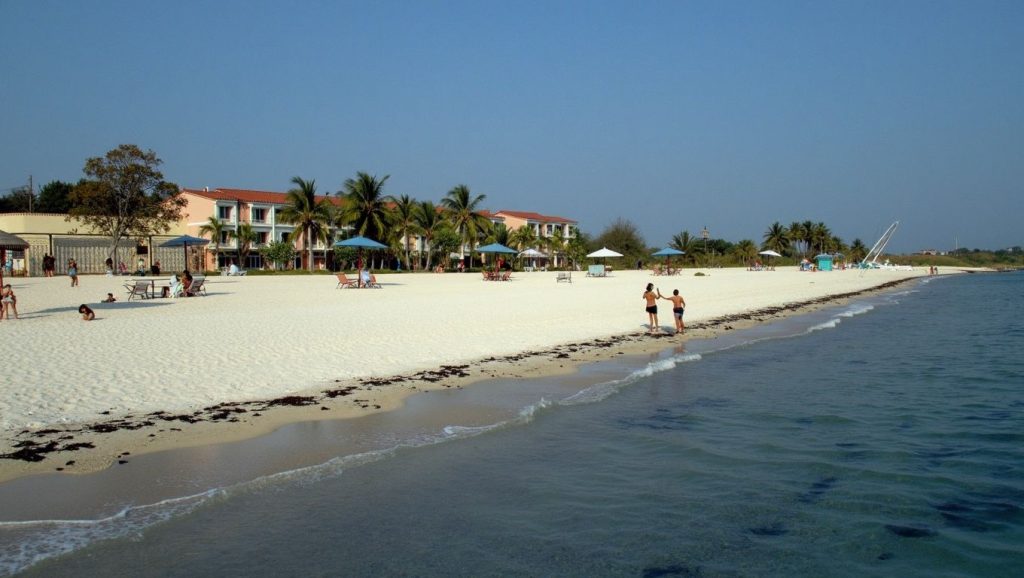 Vista de Playa Varaderito desde la orilla, Santa Lucía