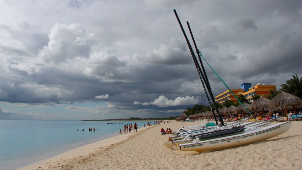 Orilla tranquila de Playita Boca de Samá, playa de Guardalavaca