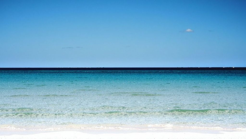 Agua y arena en Playita de Número 1, Santa Lucía