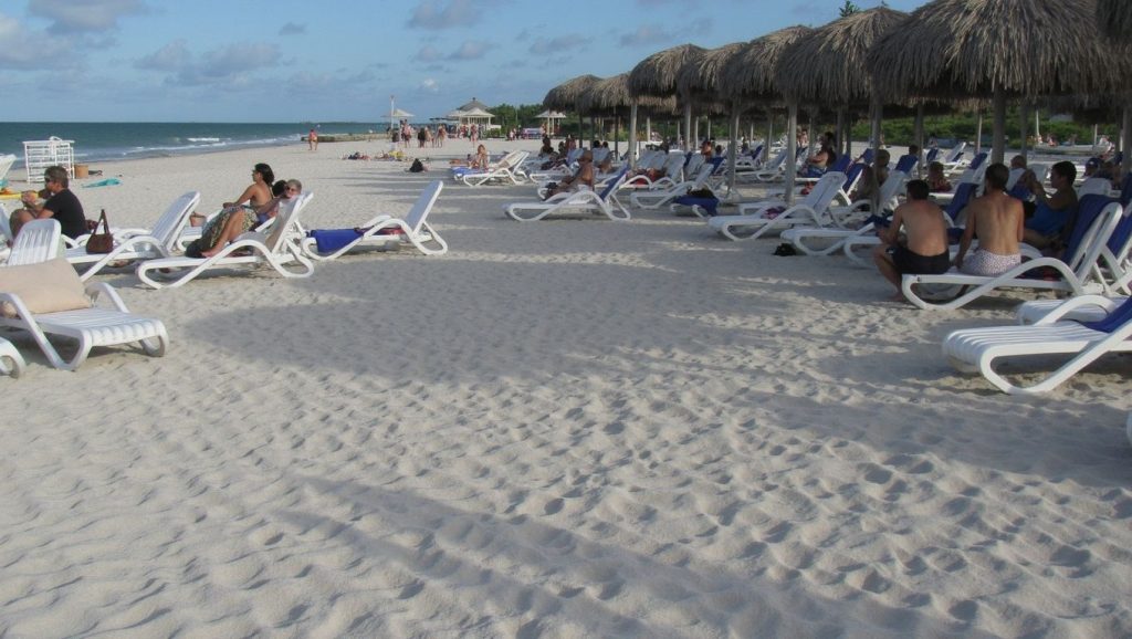 Arena fina en Playita Rosada, La Habana, Cuba
