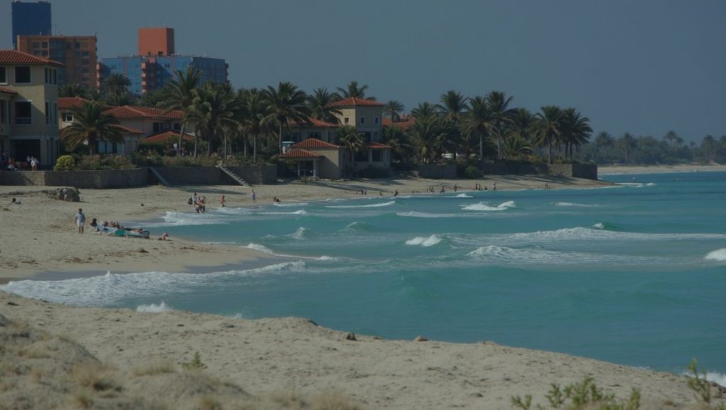 Vista del litoral en Playuela, Holguín