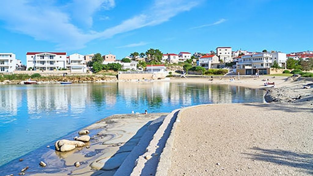 Arena y mar en Plaža Biskupljača, Croacia, Croacia