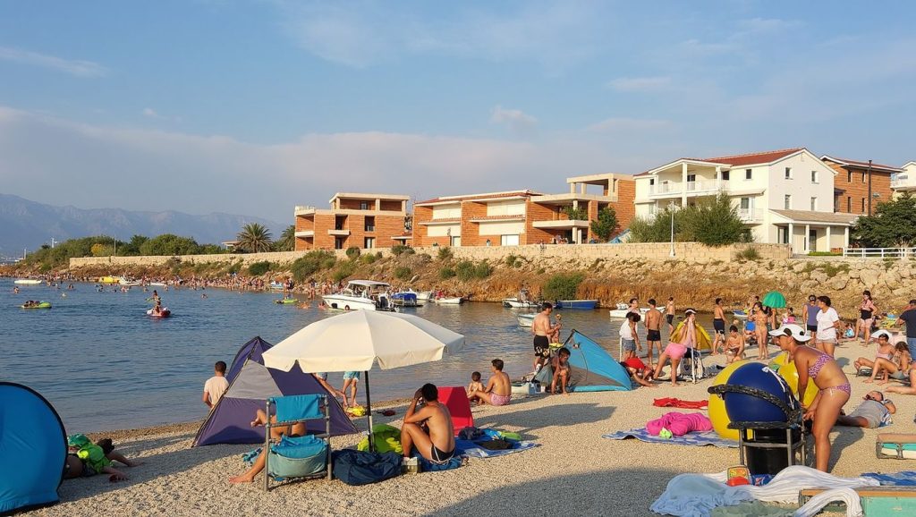 Oleaje en la orilla de Plaža Biskupljača, costa de Croacia