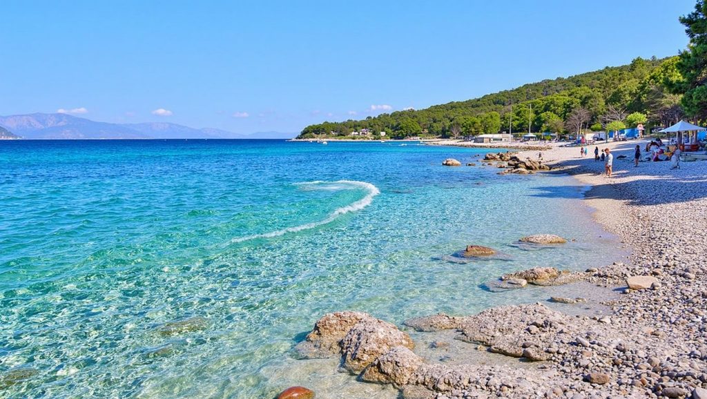 Orilla de Plaža Borak con olas suaves en Croacia