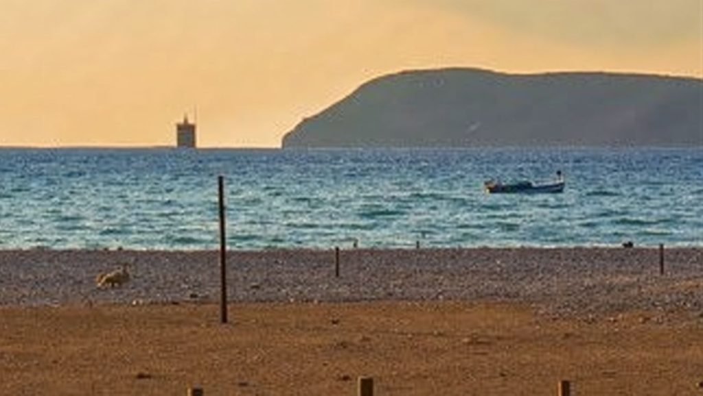 Oleaje en la orilla de Plaža Buljarica, costa de Bar