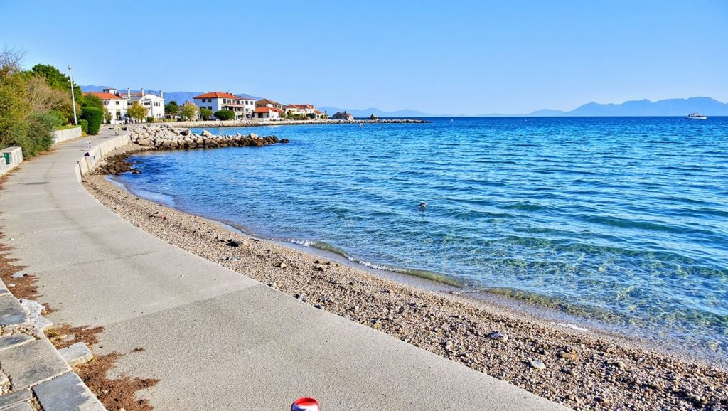 Orilla tranquila de Plaža Česminica, playa de Croacia