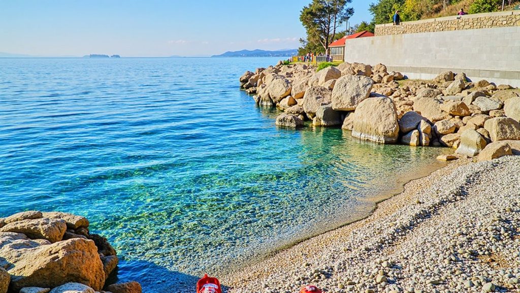 Detalle de arena y agua en Plaža Dagna, Primošten