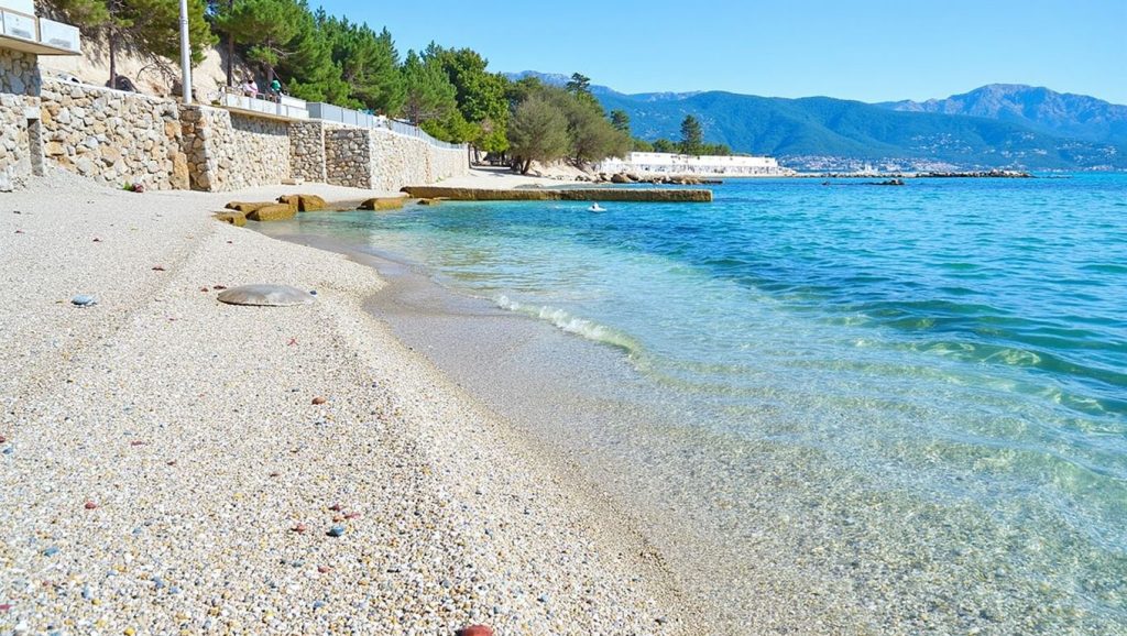 Primer plano de la orilla de Plaža Divulje, Croacia