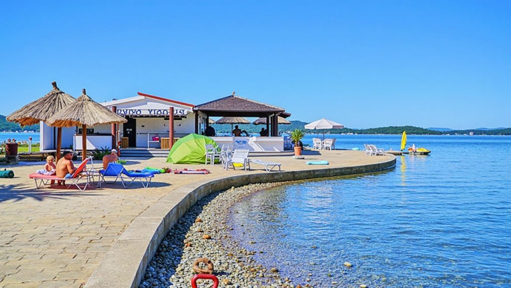 Arena y orilla en Plaža Dječji raj, Croacia, Croacia