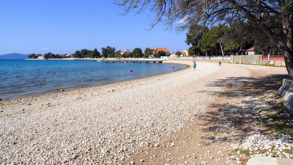 Detalle de arena y agua en Plaža Dječji raj, Croacia