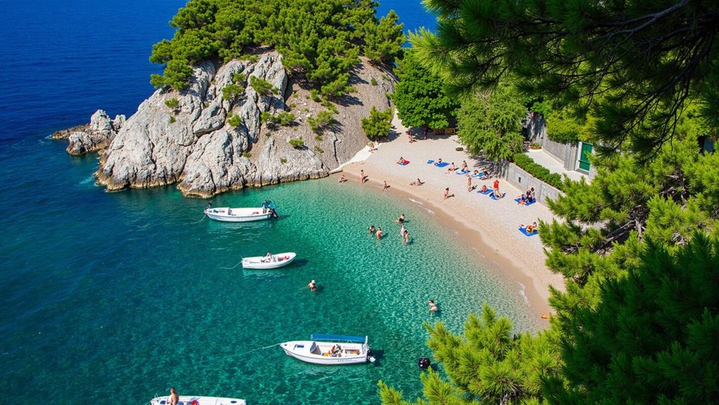 Oleaje en la orilla de Plaža Dumići, costa de Croacia