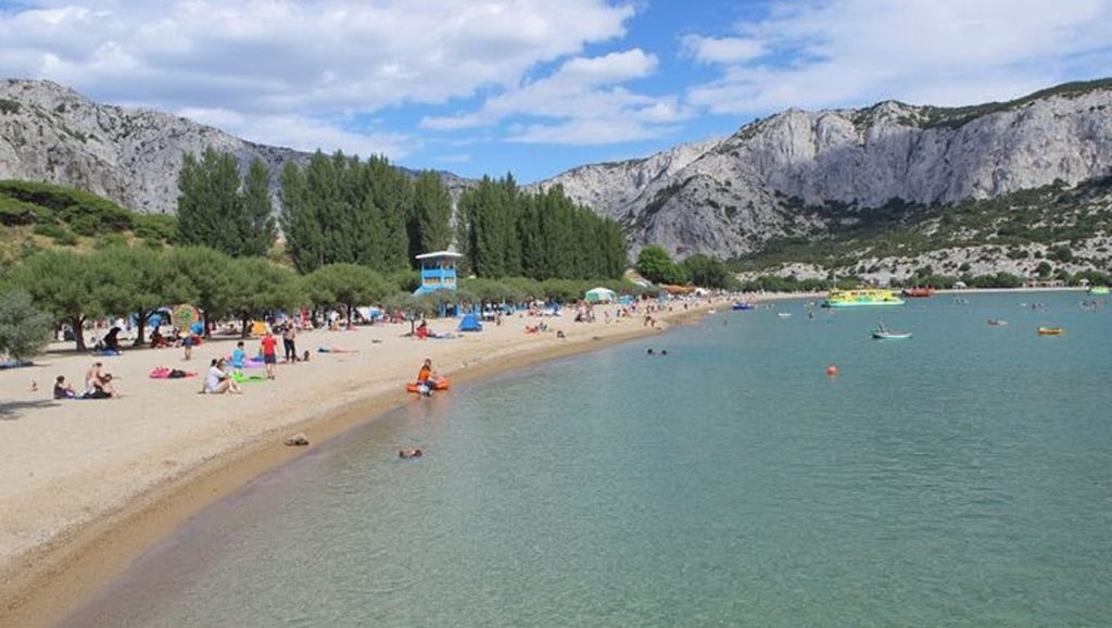 Playa Plaža Galeb desde la arena, Omiš, Brač
