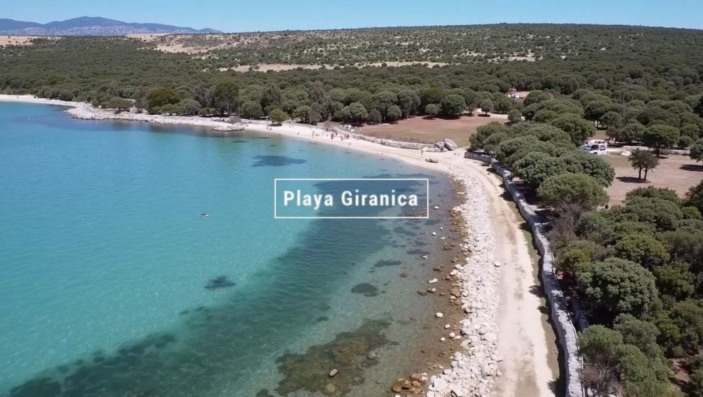 Detalle de arena y agua en Plaža Girenica, Croacia