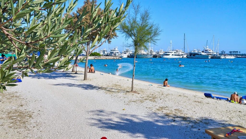 Detalle de arena y agua en Plaža Gomilica, Grad Pag