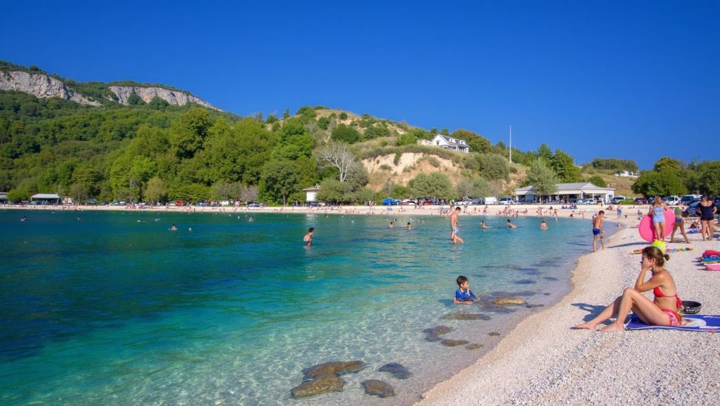 Amplio horizonte marino en Plaža Gomilica, Grad Pag