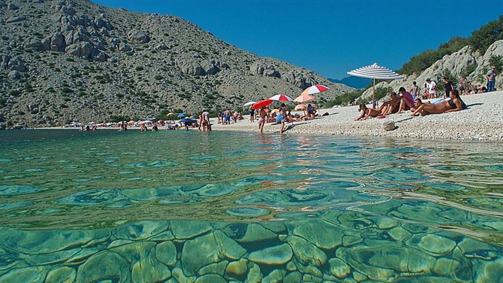 Orilla tranquila de Plaža Kranje, playa de Croacia