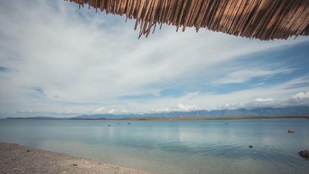 Orilla de Plaža Lakirka con olas suaves en Općina Vir