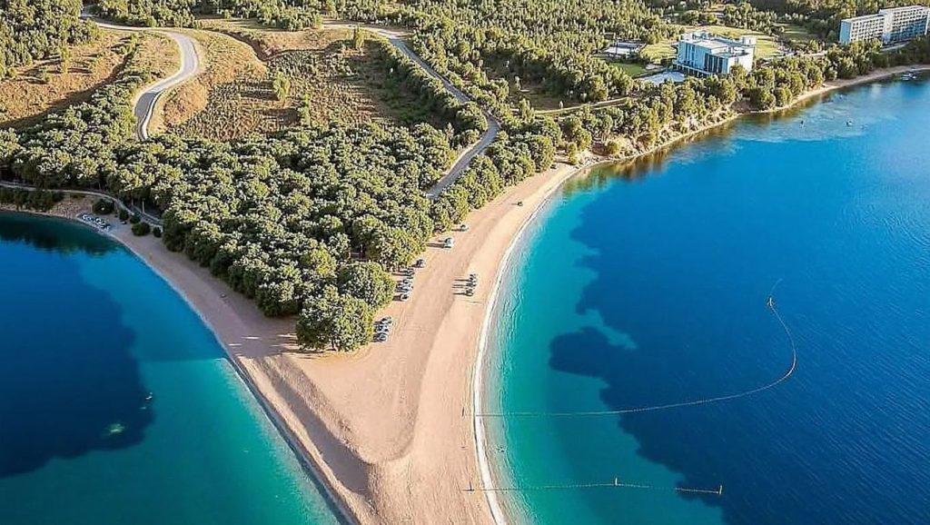Panorámica completa de Plaža Lara, playa de Croacia