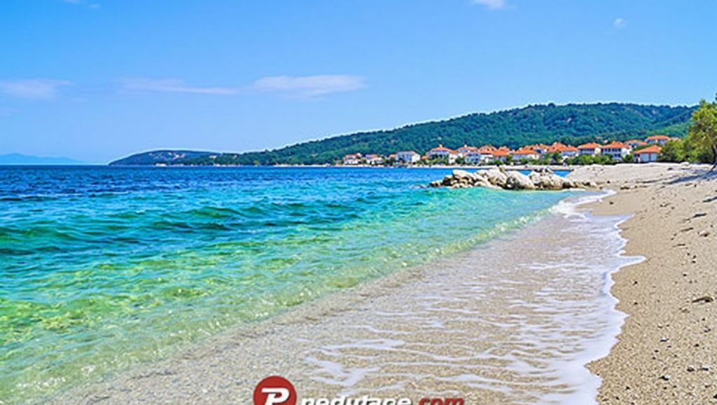 Orilla de Plaža Lumbrelin con olas suaves en Croacia