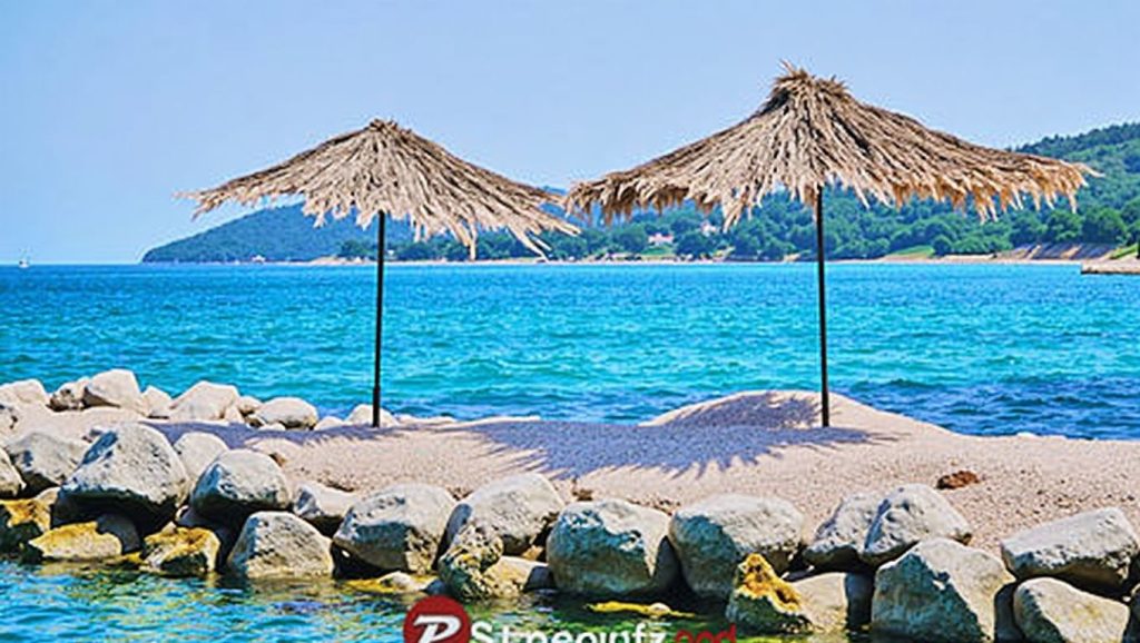 Vista amplia de Plaža Lumbrelin en Croacia, Croacia