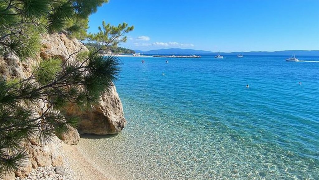 Panorámica completa de Plaža Makarska, playa de Croacia
