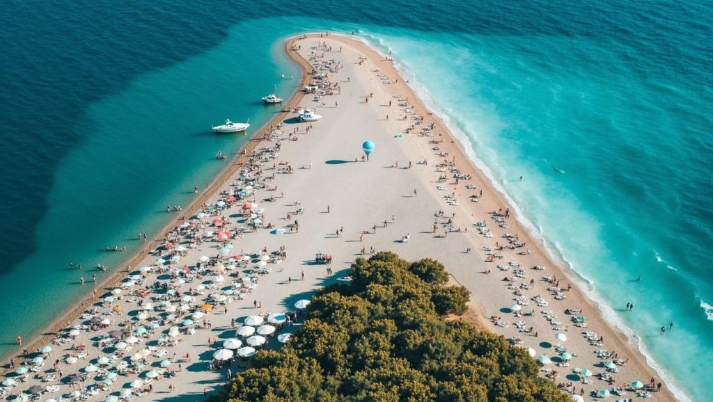 Orilla de Plaža Mala Raduča con olas suaves en Primošten
