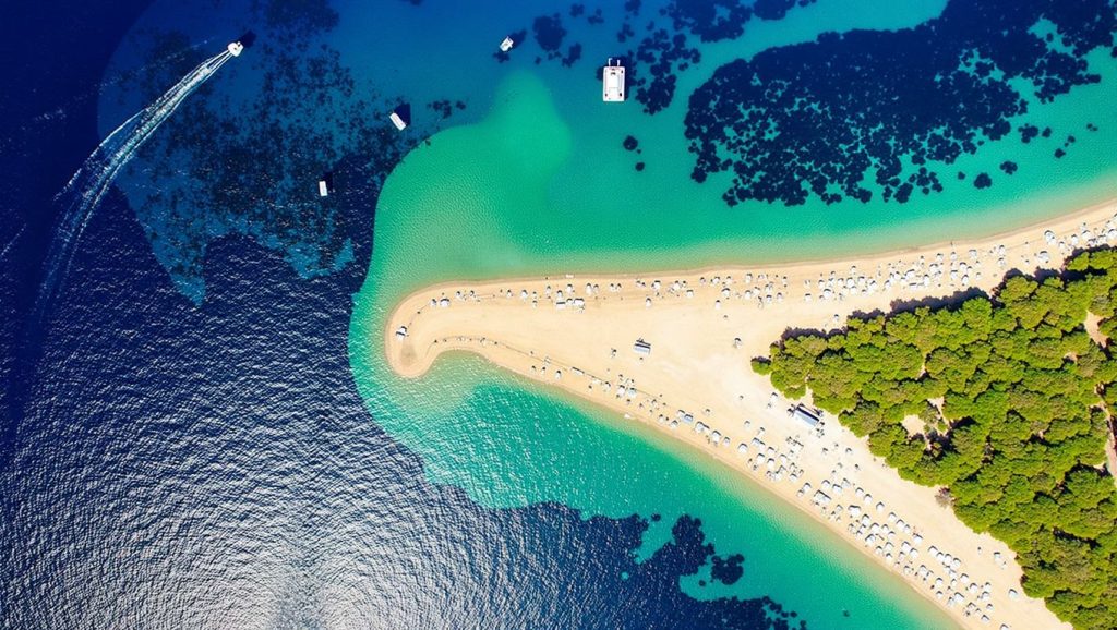 Costa de Primošten desde Plaža Mala Raduča, Croacia