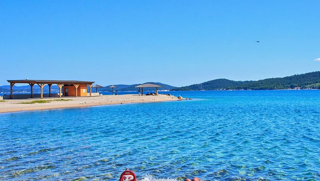 Arena y orilla en plaža Mulo Dvorine, Croacia, Croacia