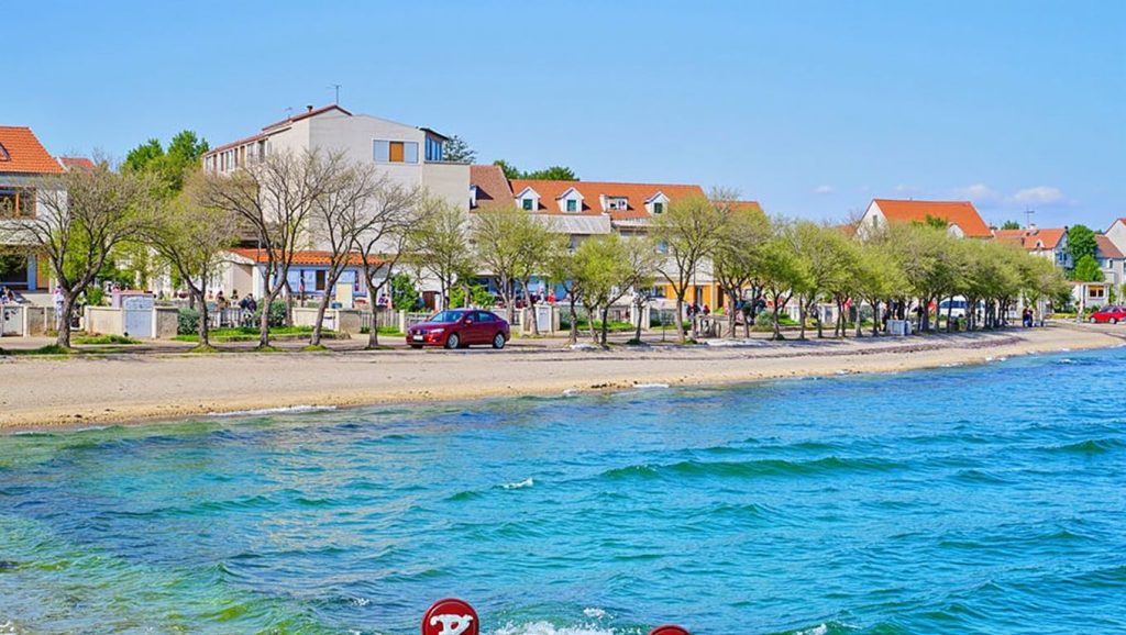 Acceso a plaža Mulo Dvorine desde el aparcamiento, Croacia