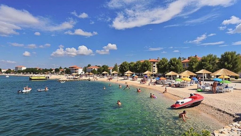 Olas rompiendo en plaža Mulo Dvorine, Croacia