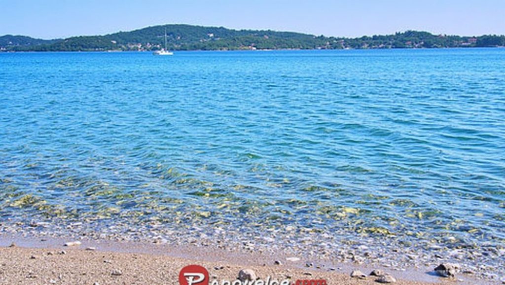 Vista del litoral en plaža Mulo Dvorine, Croacia