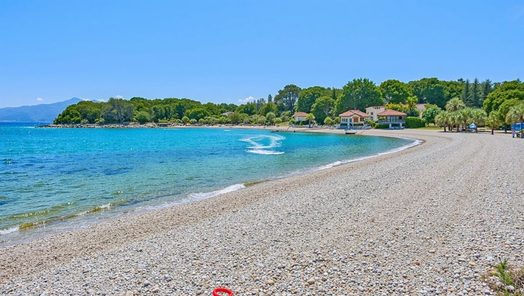 Orilla tranquila de Plaža Mutnik, playa de Grad Supetar