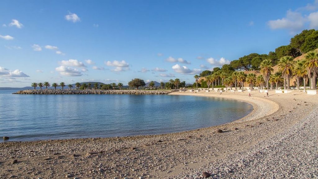 Detalle de arena y agua en Plaža Obojena, Croacia