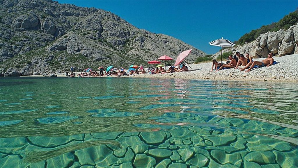 Amplio horizonte marino en Plaža Obojena, Croacia