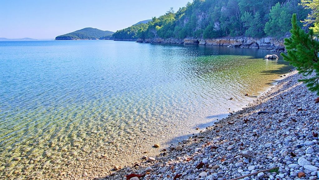 Oleaje en la orilla de Plaža Otrić, costa de Croacia