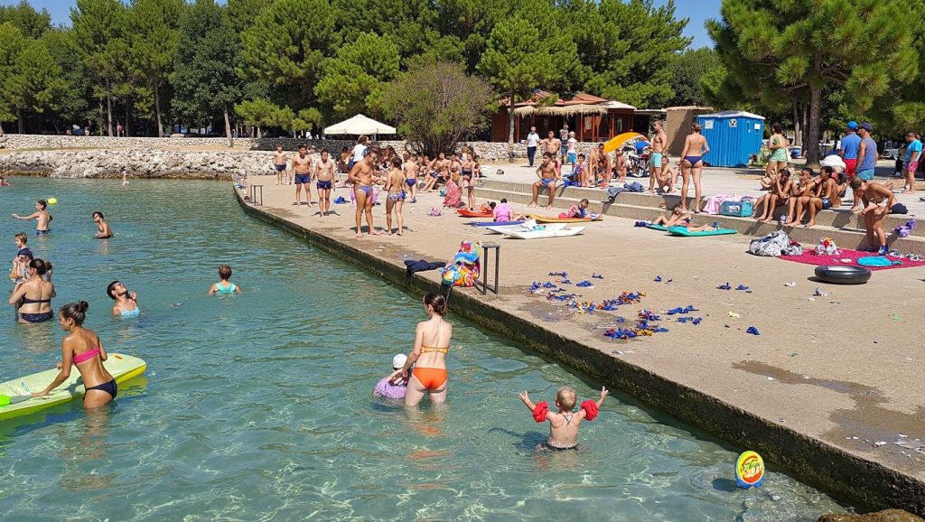 Orilla tranquila de Plaža Pedinka, playa de Općina Vir