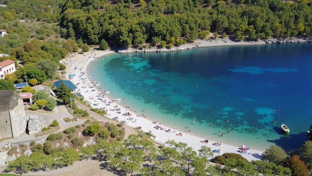 Detalle de arena y agua en Plaža Plavina, Grad Korčula