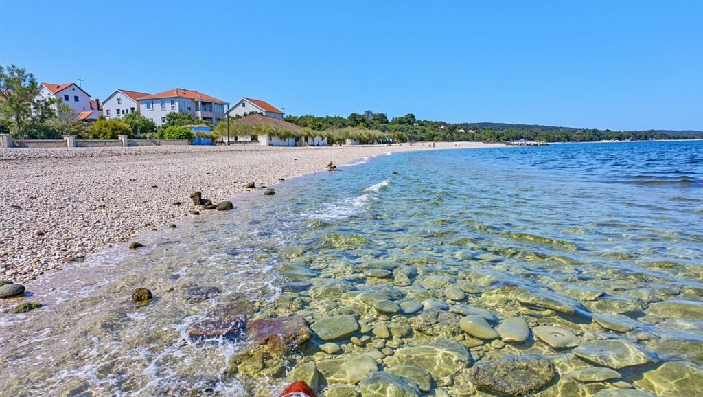 Textura de arena en Plaža Plitka Punta, Grad Vodice, Croacia