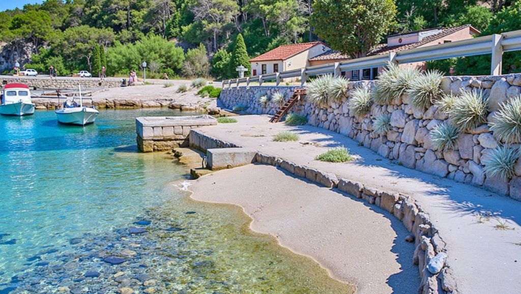 Primer plano de la orilla de Plaža Porat, Croacia