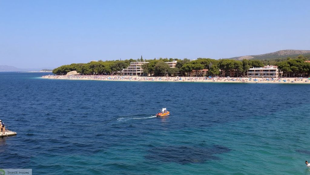 Arena y orilla en Plaža Rosi, Primošten, Croacia