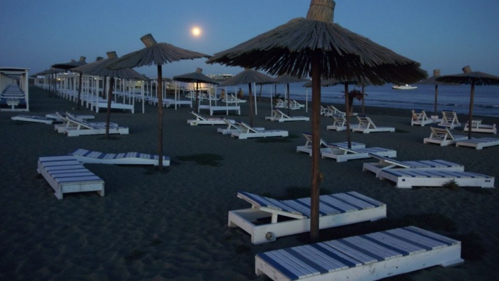 Orilla de Plaža Sidro con olas suaves en Herceg Novi