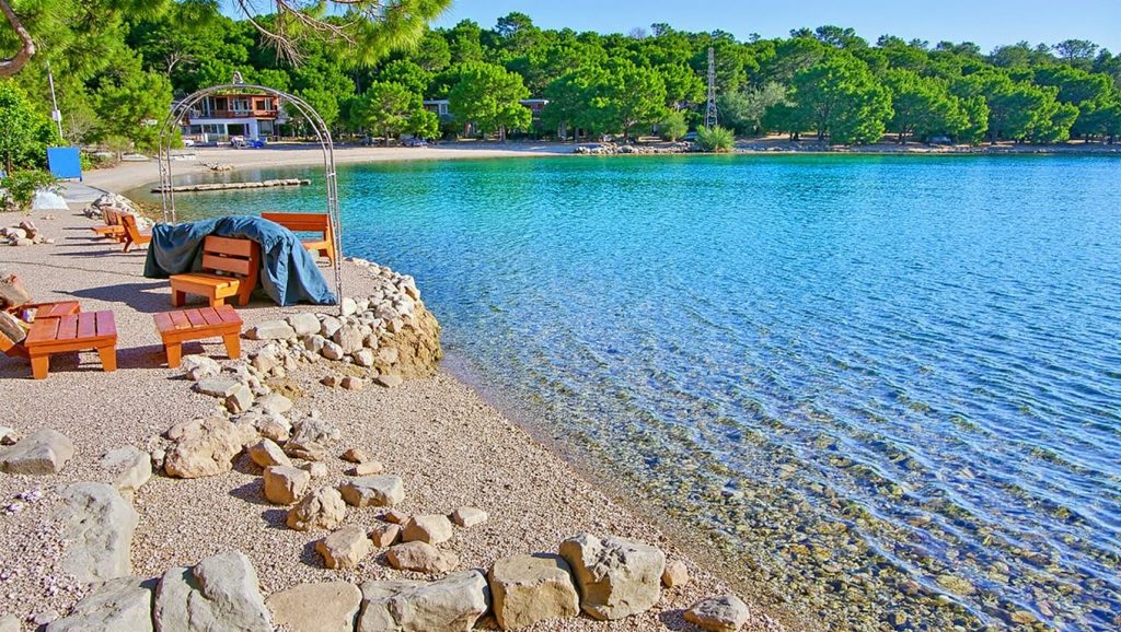 Vista del litoral en Plaža Soline, Croacia