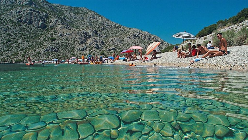 Acceso a Plaža Straža desde el aparcamiento, Croacia