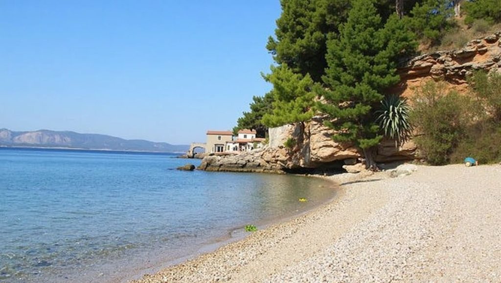 Vista del litoral en Plaža Straža, Croacia