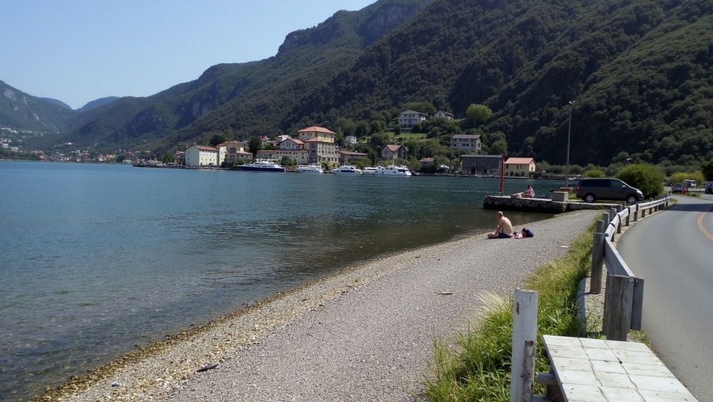 Orilla de Plaža Šušanj con olas suaves en Bar