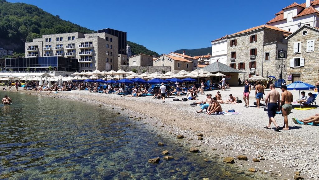 Vista amplia de Plaža Sutomore en Bar, Montenegro