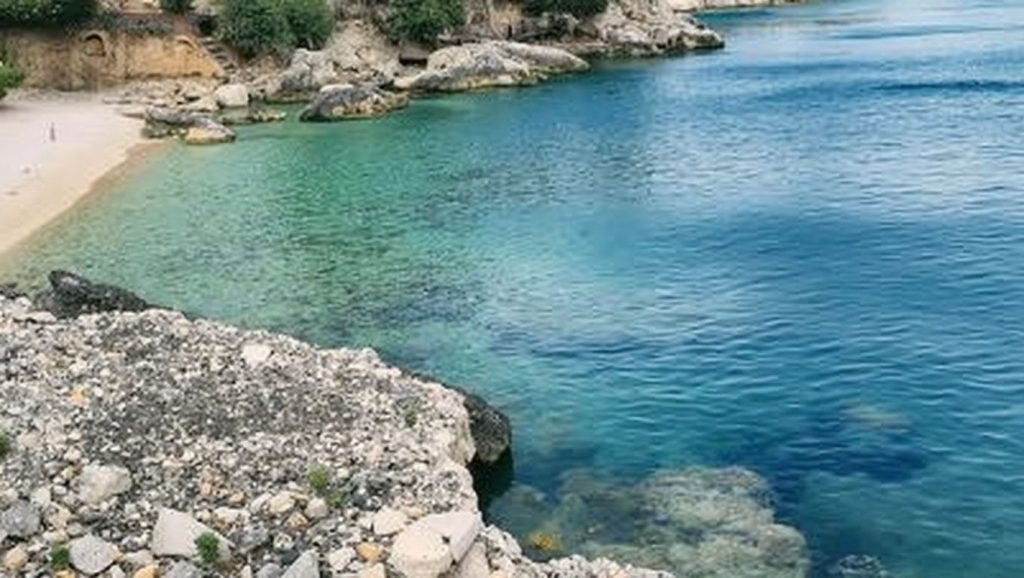 Oleaje en la orilla de Plaža tratice, costa de Općina Sukošan